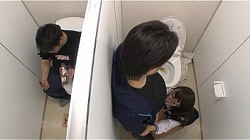 Милая японочка раздевается до трусиков во времячко фотосессии